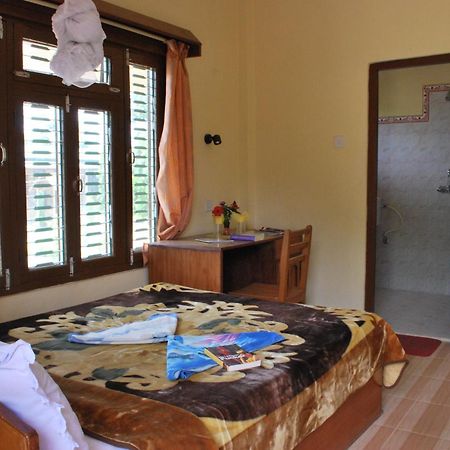 Rainbow Safari Resort Sauraha Exterior foto