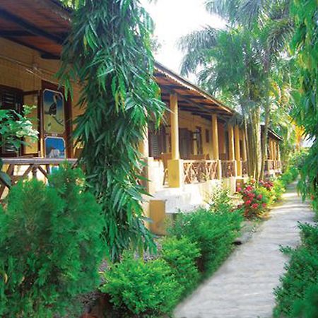 Rainbow Safari Resort Sauraha Exterior foto