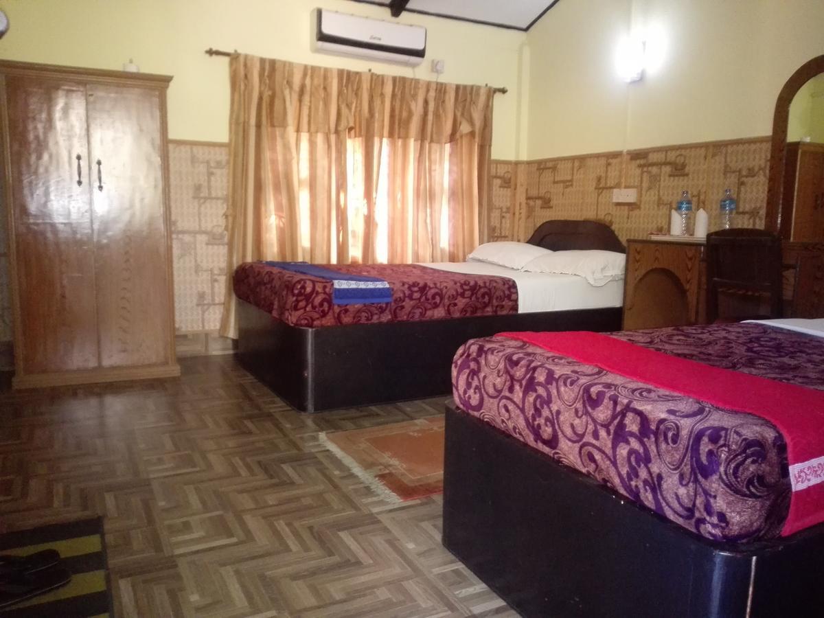 Rainbow Safari Resort Sauraha Exterior foto